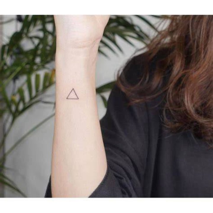 41 Triangle Tattoos For Women That Are Super Inspiring