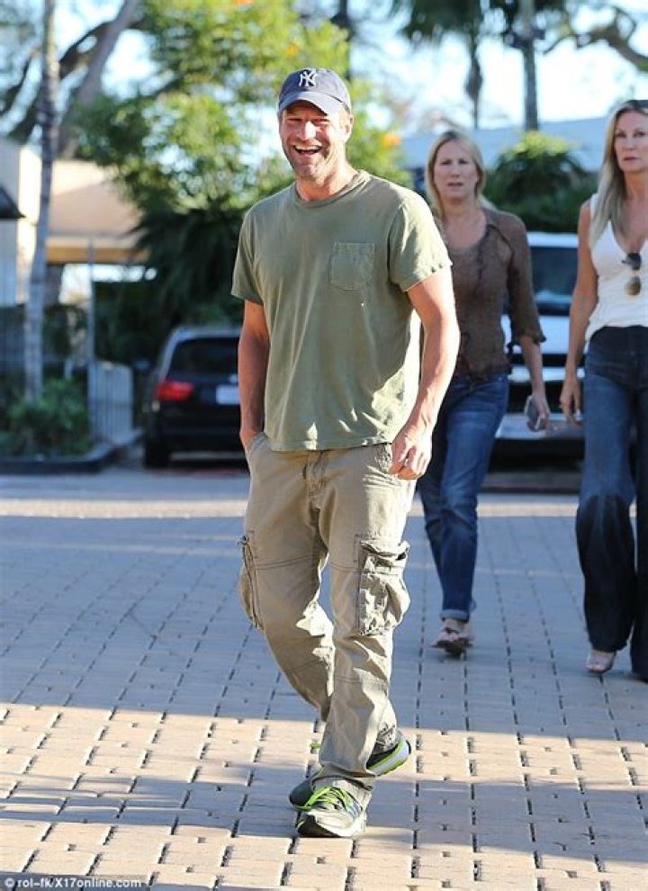 Aaron Eckhart keeps it casual as he takes a leisurely stroll with a