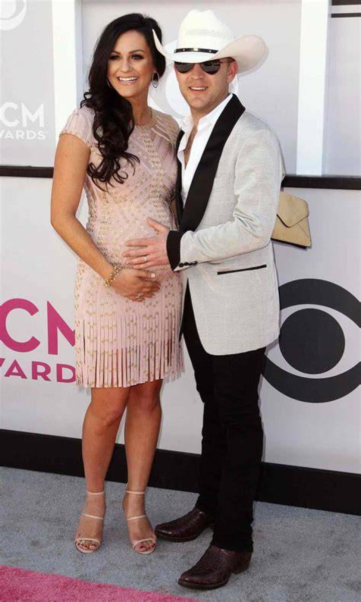 ACMs 2017 Justin Moore and Pregnant Wife on Red Carpet
