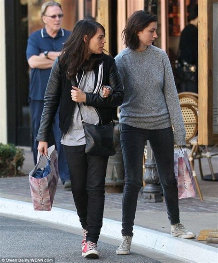 Argo star Clea DuVall strolls arminarm with lesbian lover Clea