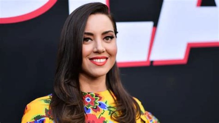 Aubrey Plaza bio, age, height, husband, net worth, ethnicity 2024