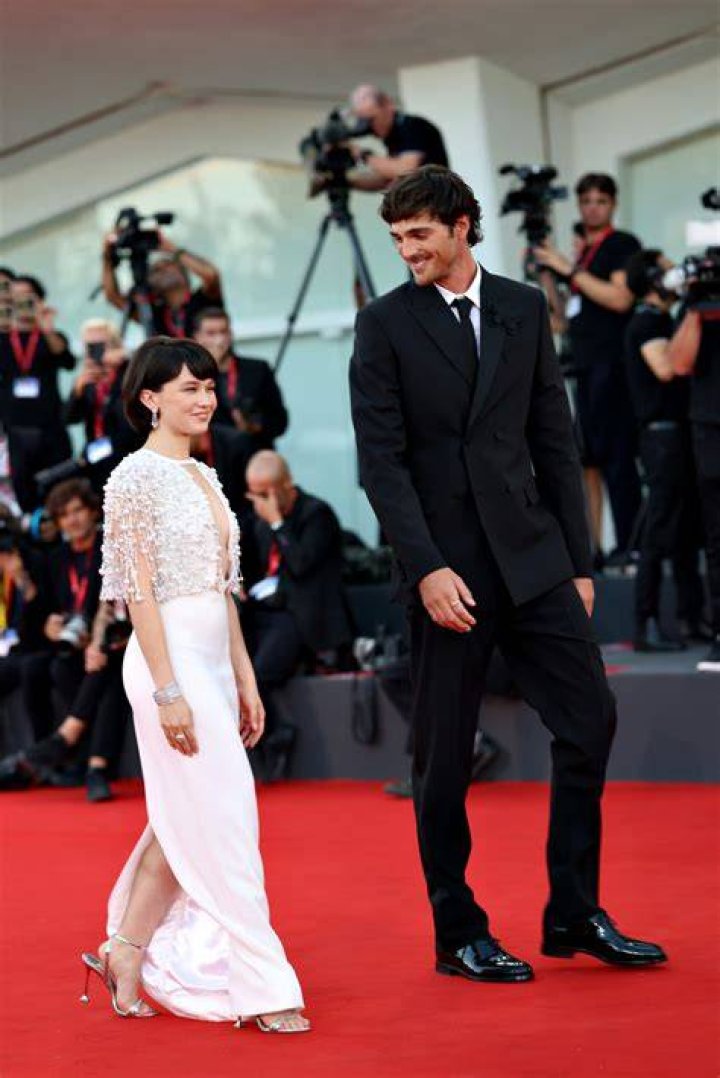 Cailee Spaeny & Jacob Elordi Couple in love photography, Elvis and