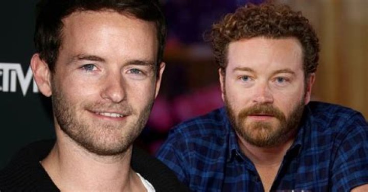 Christopher Masterson y Danny Masterson llegan para la fiesta de