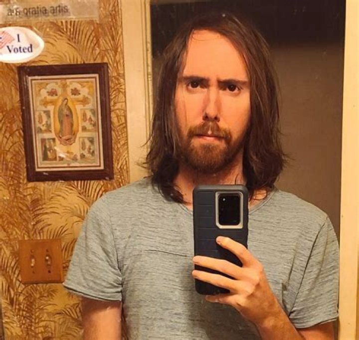 Did Asmongold's mom pass away?