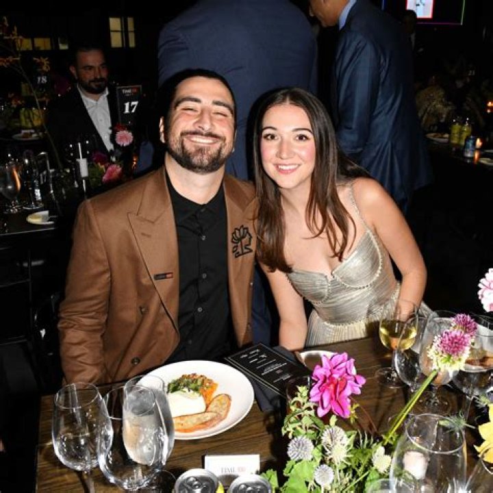 Does Noah Kahan Have A GirlFriend?