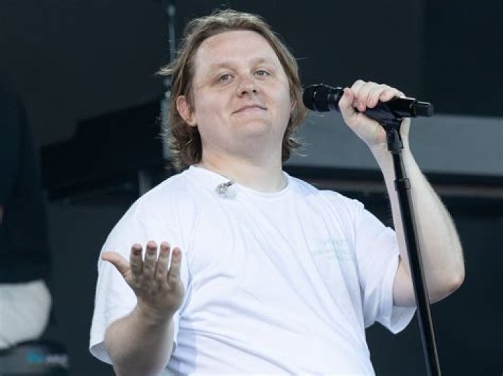 How did Lewis Capaldi lose 12 KG of weight? Celebrity FAQs