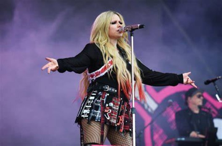How much does Avril Lavigne weight 2021?