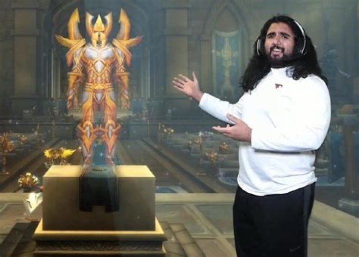 How Tall Is Esfand SamanGustav