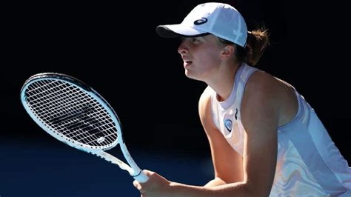 Iga Swiatek storms into fourth round of Australian Open with 60, 61