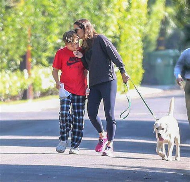 Jennifer Garner Is Relaxing in Garden of Her New Luxury Home While Kids
