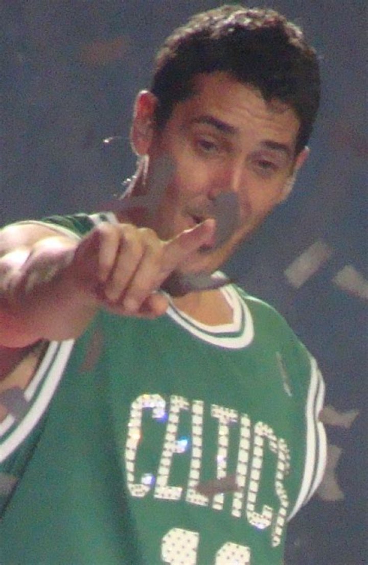 Jonathan Knight Age, Birthday, Bio, Facts & More Famous Birthdays