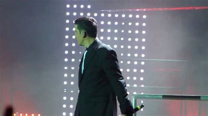 Jonathan Knight sings Step 5 in Houston YouTube