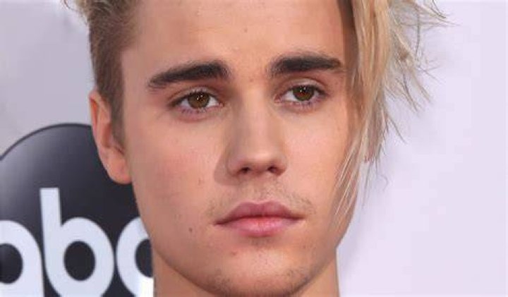 Justin Bieber Age, Life & Songs