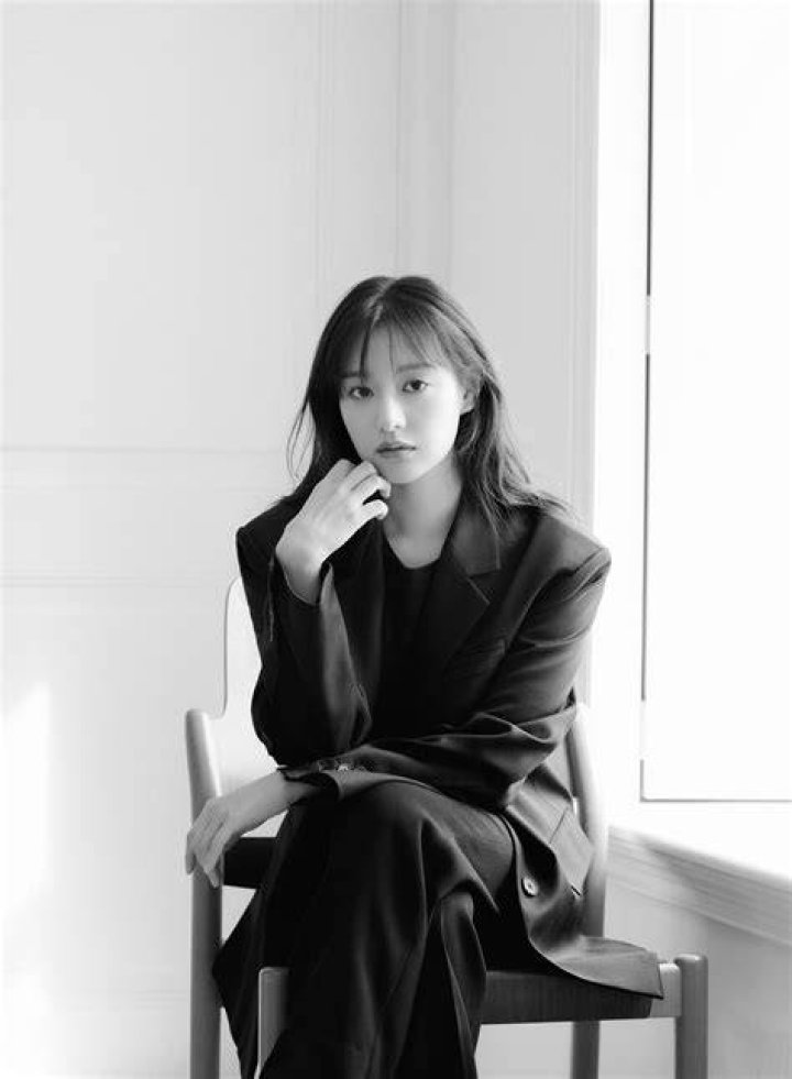 Kim Ji Won Signs With Song Joong Ki&rsquo;s Talent Agency ZAPZEE Premier