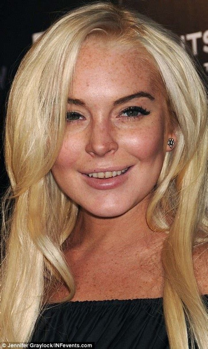 Lindsay Lohan emerges with stained, decaying teeth Daily Mail Online