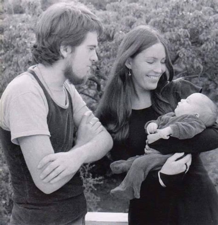 Peter Gabriel, Jill Moore and their daughter AnnaMarie, 1974 r