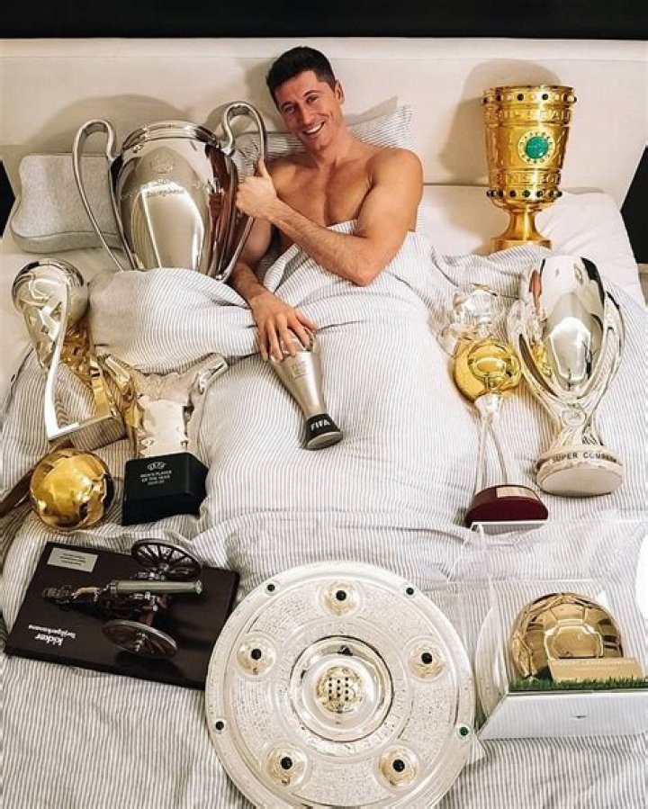 Robert Lewandowski celebrates his remarkable 2020 by posing in bed
