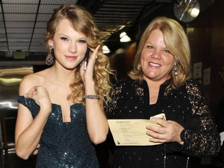 SHOCKING Overwhelmed Taylor swift mom stir reaction after revealing