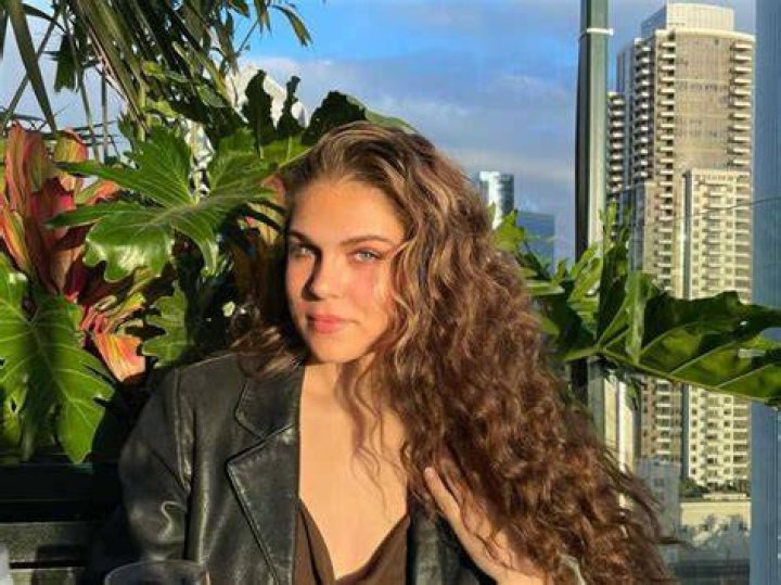 Sierra Oakley's biography who is Dr. Oakley's daughter? L