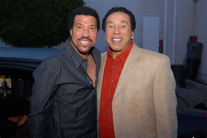 Smokey Robinson Jokes That Confuse Him for Lionel Richie at 2022 AMAs