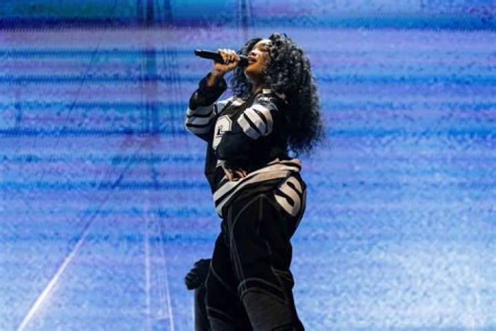 SZA's Dad Cries While Listening to 'Broken Clocks'