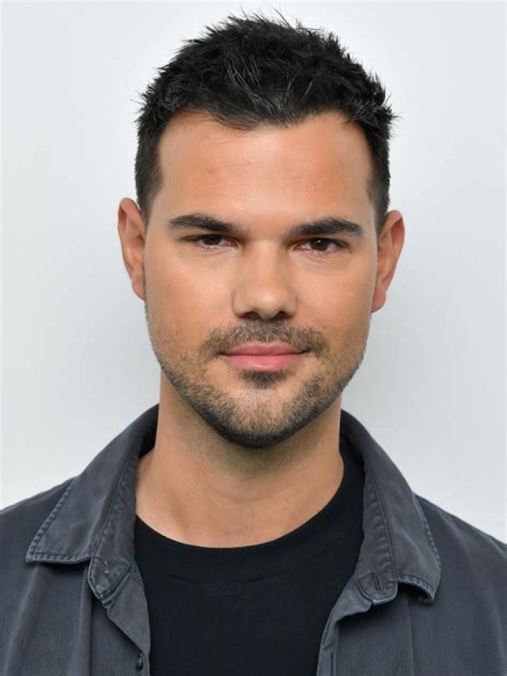 Taylor Lautner Profile Images &mdash; The Movie Database (TMDB)