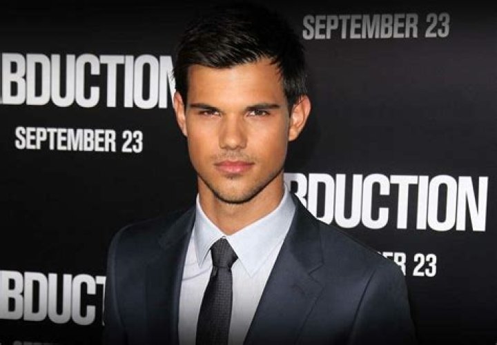 Taylor Lautner Taylor lautner, Native american actors, Movie photo