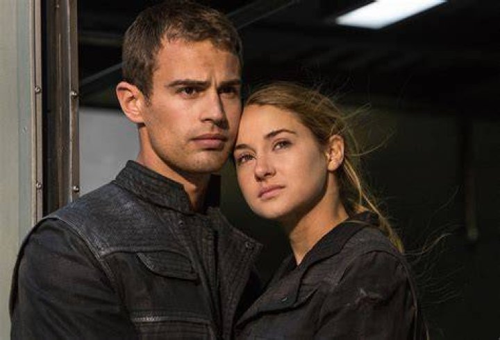 Theo James Brings 'Fault In Our Stars' Book to Gym Photo 682470