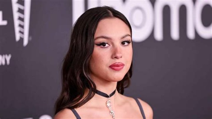 What is Olivia Rodrigo's ethnicity? Age, religion, career, merch, worth